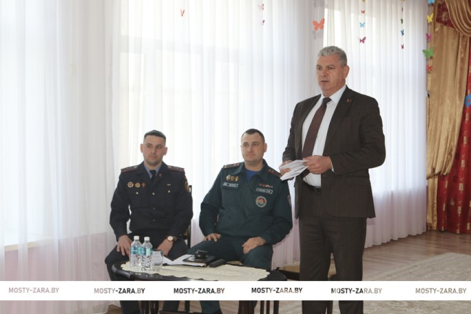 Районная группа информирования председателя Мостовского райисполкома выступила в трудовых коллективах