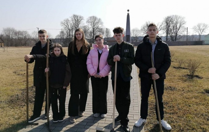 Дружно и сообща навели порядок на территории Мостовского сельсовета представители депутатского корпуса, работники учреждений