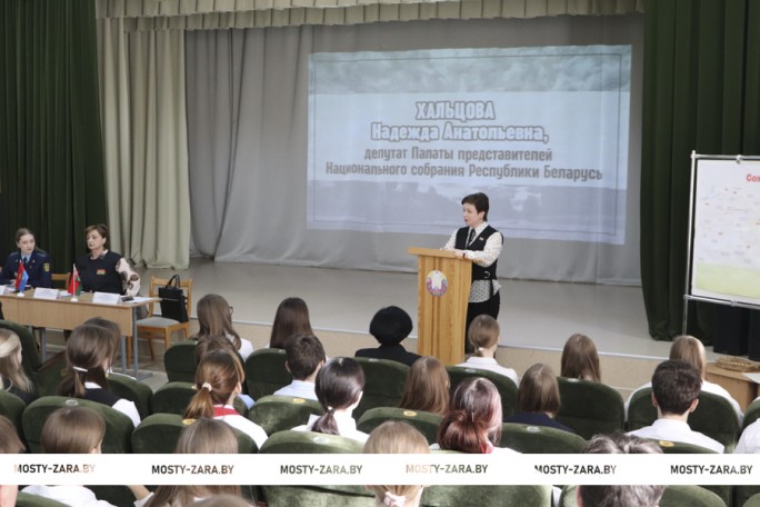 Приём граждан, встреча с населением и диалоговая площадка с молодёжью – как прошла работа в округе депутата Палаты представителей Надежды Хальцовой