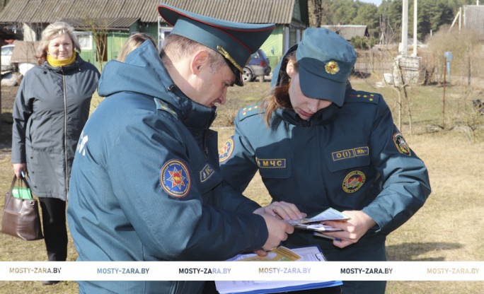 В населённых пунктах Песковского сельсовета профилактические рейды в жилом секторе провели работники Гродненского областного управления МЧС