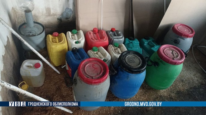 В Мостовском районе завскладом сельхозпредприятия похитил более 760 л топлива