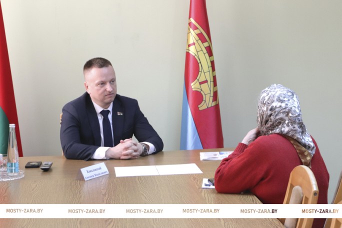 Приём граждан и «прямую телефонную линию» в Мостовском райисполкоме  провёл Александр Ковалевский