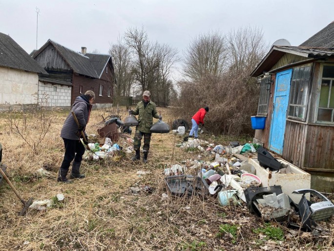 Во время районного субботника работники Дубненского сельисполкома приводили в порядок заброшенный участок в д. Сухиничи