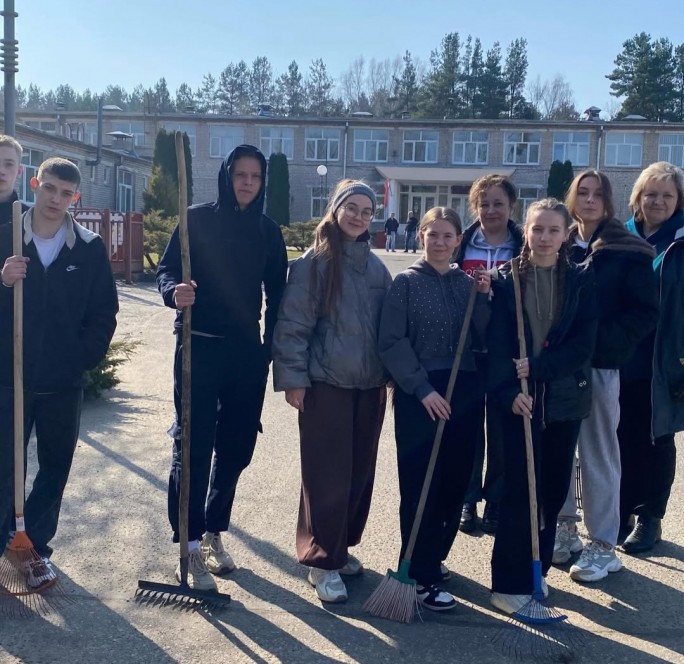 Вместе! Дружно! Сообща! – именно так трудились на уборке территорий учащиеся и педагоги Песковской средней школы