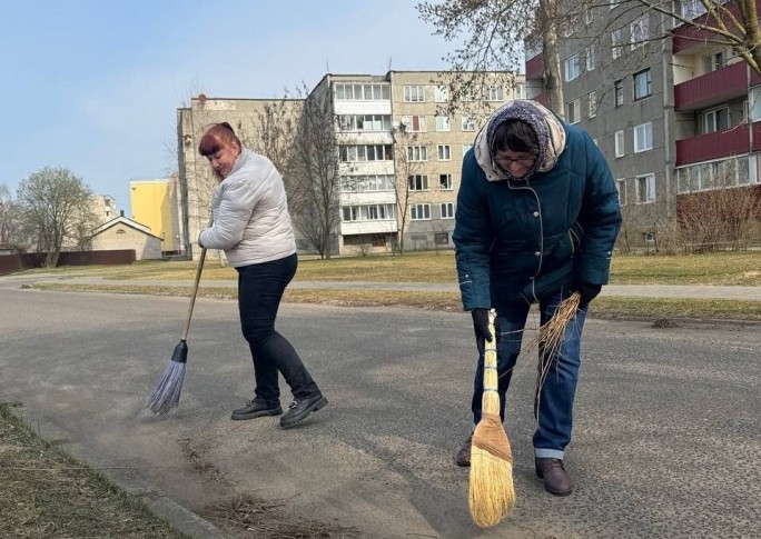 Без чистоты нет красоты – с таким девизом трудился на районном субботнике коллектив ЦСОН Мостовского района