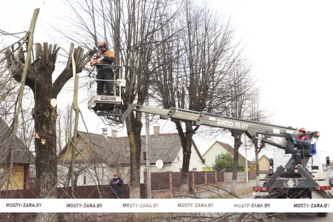 Мостовские электрики работали на высоте и на земле