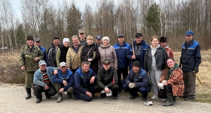 ФОТОФАКТ. Коллектив Мостовской сельхозтехники во время районного субботника дружно трудился на участке по проспекту Мира нашего райцентра.