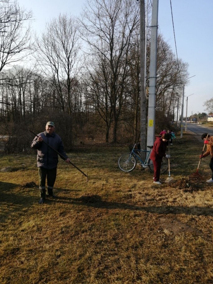 ФОТОФАКТ. Коллективы Песковского сельисполкома, Песковской средней школы имени Героя Советского Союза Виктора Ивановича Еронько, Песковской амбулатории убирают территорию у сельского магазина