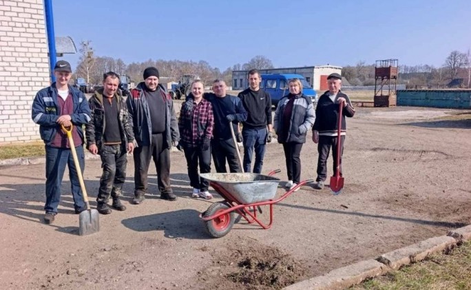 Трудовой коллектив Мостовского ремонтного завода в субботний день дружно вышли наводить порядок на территории предприятия