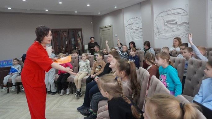 В открытии Недели детской книги в Мостовской районной библиотеке приняла участие писательница Валентина Дробышевская