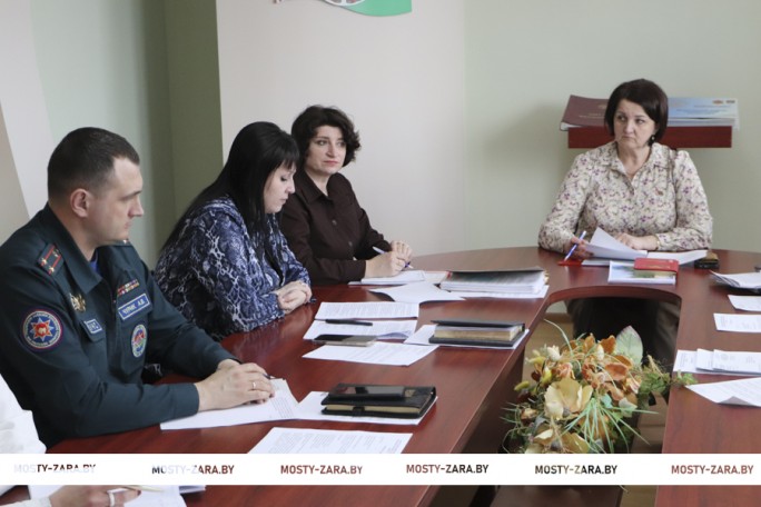 С заботой о завтрашнем дне: актуальные вопросы демографической безопасности в Мостовском районе рассмотрели на заседании совета