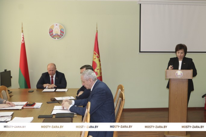 На заседании Мостовского райисполкома рассмотрели ход весенних полевых работ