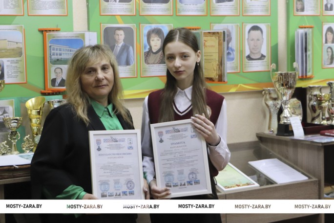 Наградами Черняховского муниципального округа отмечены учащаяся Правомостовской средней школы Алина Ковалевич и руководитель школьного музея Галина Цеслюк