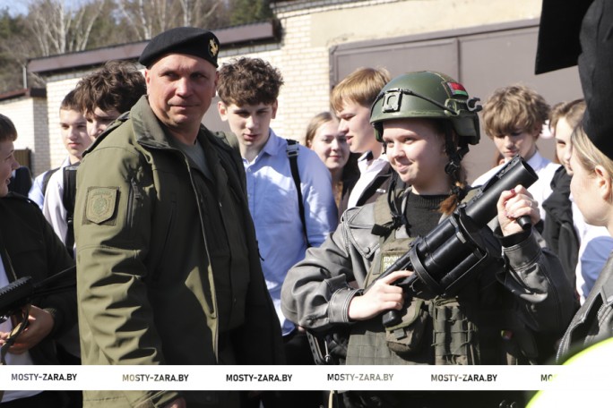 Стать на некоторое время сотрудником ДПС, подружиться со смышлёной Торой и примерить экипировку ОМОНа – всё это смогли мостовские старшеклассники