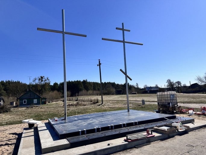 В аг. Лунно, рядом с перекрёстком, установлены поклонные кресты