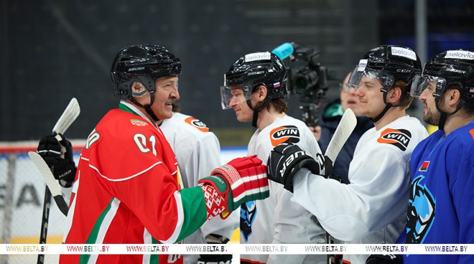 Народная команда, лучший 'наркотик' и советы по игре. Александр Лукашенко побывал на тренировке у 'Динамо-Минск'