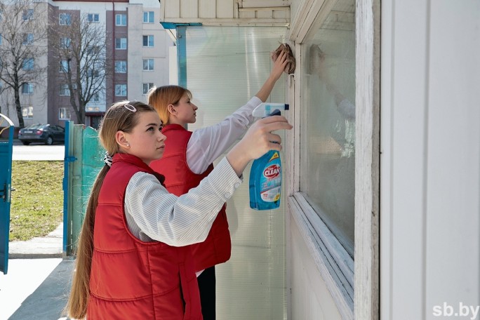 Старшеклассники Песковской СШ помогли навести порядок бывшему педагогу