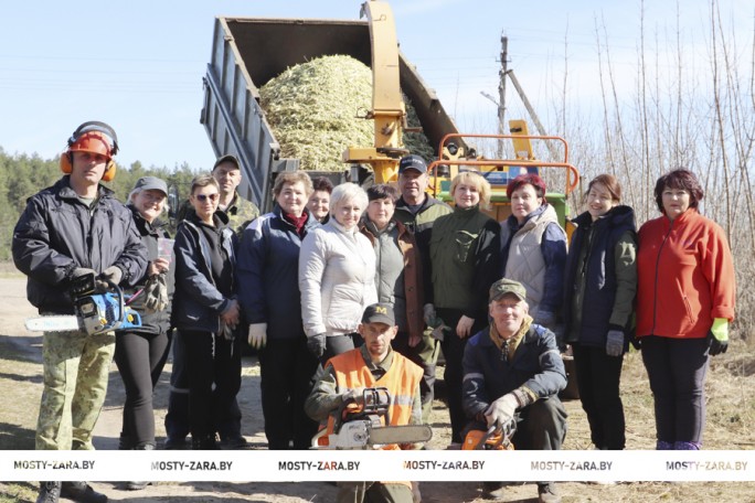 И снова субботник. Работники районного и сельских Советов депутатов продолжают наводить порядок