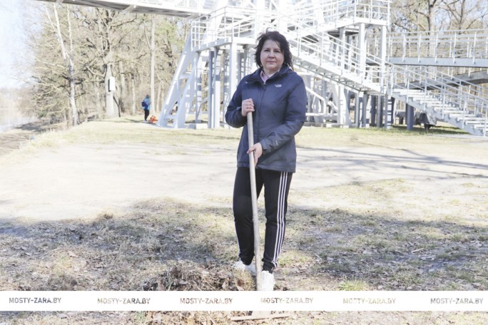 Туристы увидят уют и порядок. У подвесного моста проведён субботник
