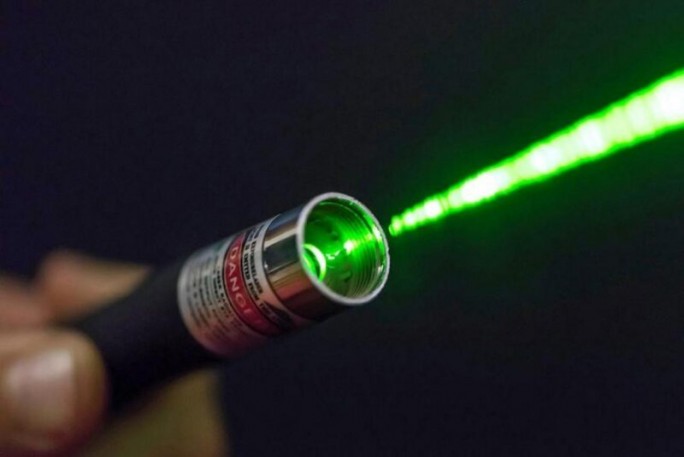 Что может грозить за шалость с лазерной указкой