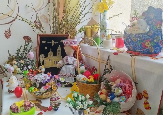 Пасхальные сувениры, созданные получателями социальных услуг ЦСОН Мостовского района, украсят дом, подарят тепло и уют