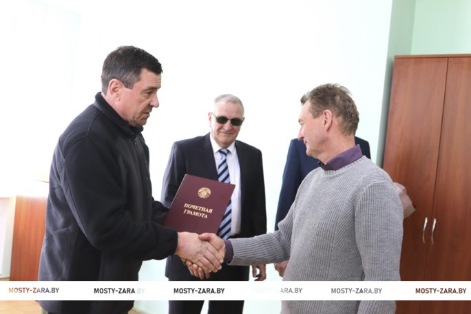 Трудом красит малую родину. В Мостовском Райсельхозэнерго чествовали мастера Виктора Будиловича