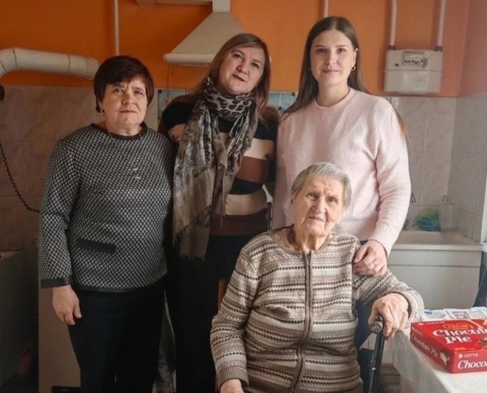 Представители сектора нестационарного обслуживания населения совместно с районным советом ветеранов и центром социального обслуживания населения посетили бывших узников фашистских концлагерей