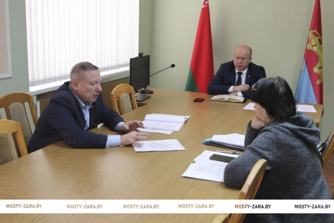 Председатель Мостовского райисполкома Андрей Санько провёл приём граждан