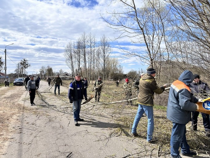 Улица Вокзальная в Мостах становится краше
