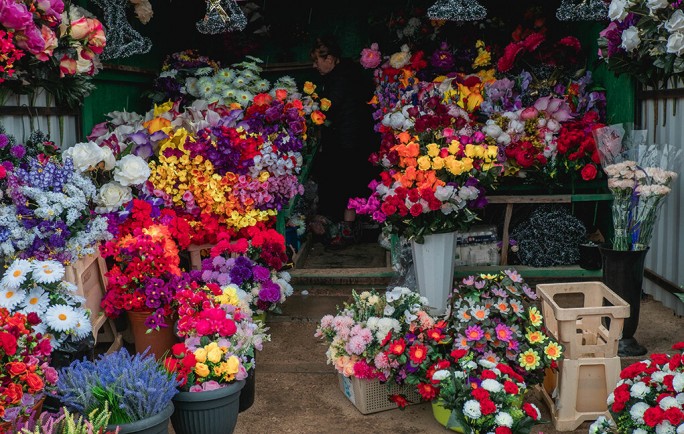 Не украшайте могилы пластиком! Чем опасны яркие букеты на кладбищах?