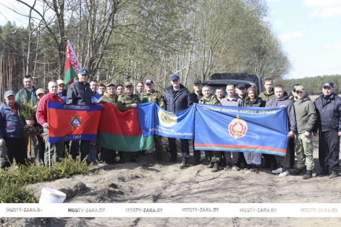 Сотрудники правоохранительных органов Мостовского района приняли участие в акции «Лес! Дабро! Парадак!»