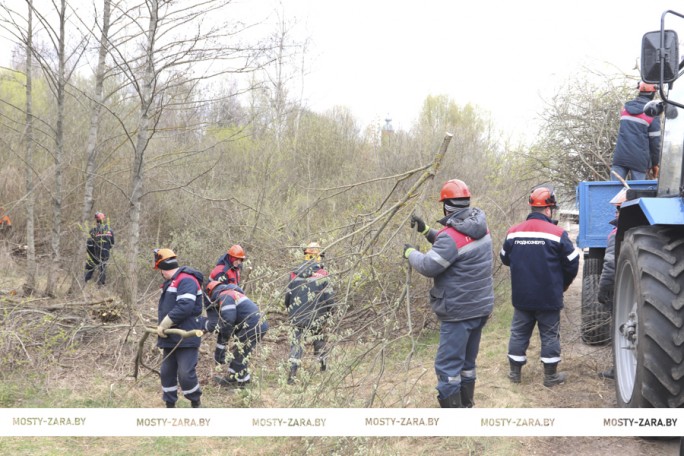 Работники Мостовского района электросетей продолжают убирать территорию по улице 30 лет ВЛКСМ в Мостах