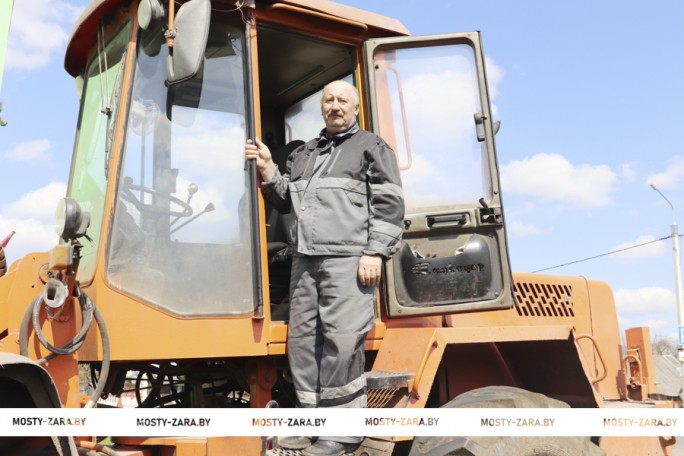В шесть утра я уже на работе. О своей профессии рассказывает механизатор КСУП «Озеранский» Сергей Товкун