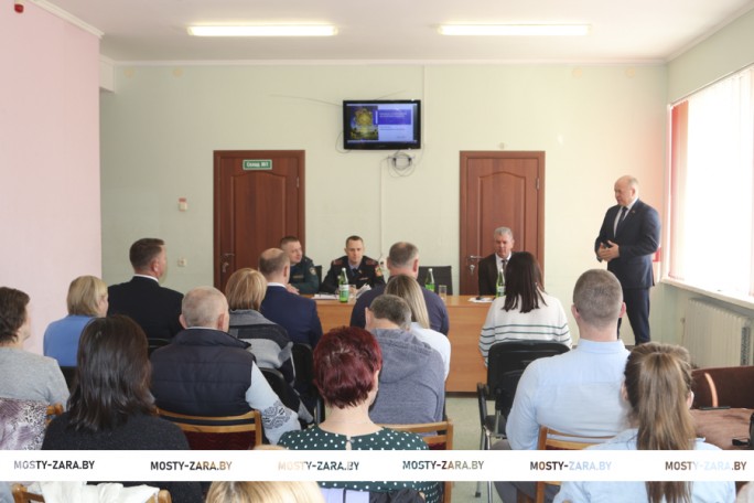 Группа информирования председателя Мостовского райисполкома Андрея Санько выступила в трудовых коллективах