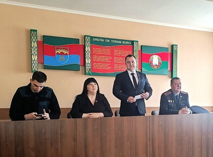 Группа информирования первого заместителя председателя Мостовского райисполкома Романа Рублика выступила в трудовых коллективах