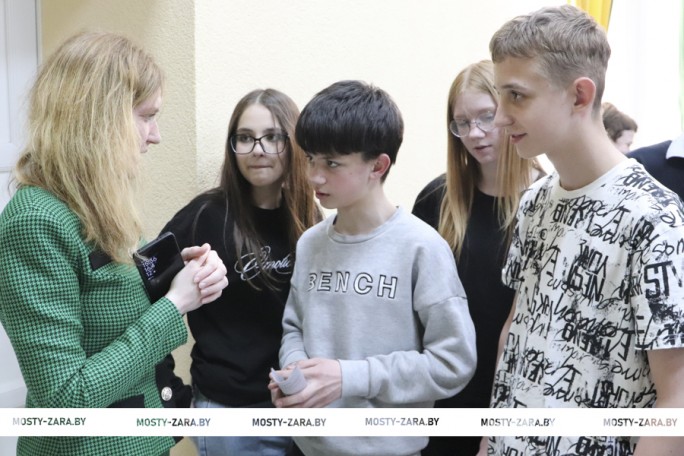 Лето – с пользой: в Мостах прошла молодёжная ярмарка вакансий