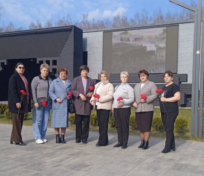 Увлекательное путешествие: коллектив Лунненской средней школы побывал на «Коммунарке» и почтил память погибших в Хатыни