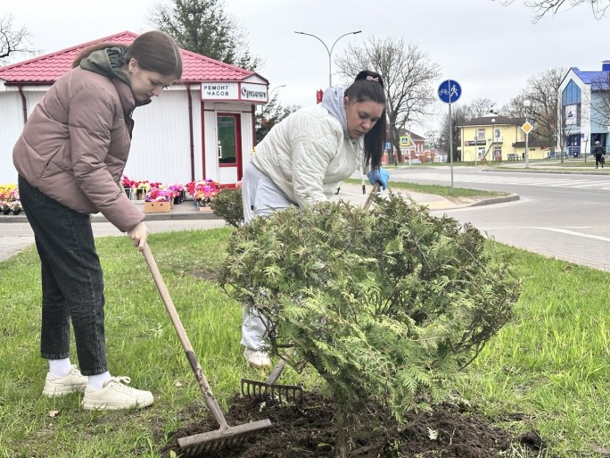 Сотрудники мостовской районной газеты вышли на субботник