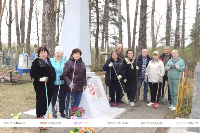 Ветераны труда, воины-афганцы и представители ДОСААФ трудились на субботнике