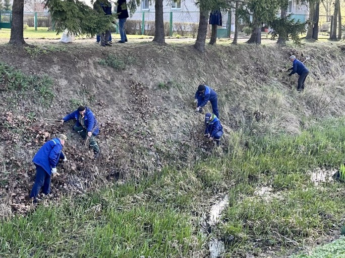 Коллектив Мостовской сельхозтехники присоединился к республиканскому субботнику