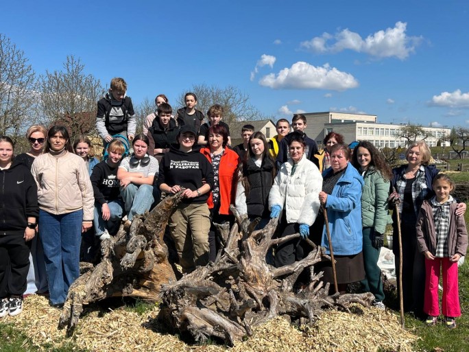 Сделаем Мостовщину краше: жители агрогородка Мосты Правые, работники сельсовета, педагоги и школьники дружно вышли на республиканский субботник