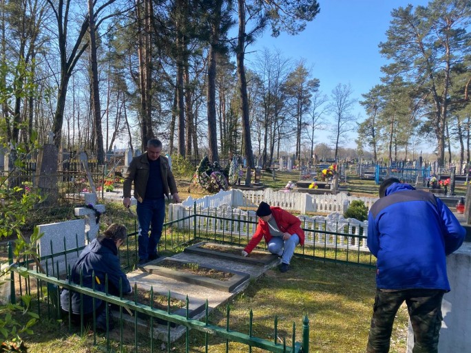 Работники Дубненского сельсовета привели в порядок братскую могилу и захоронения мирных жителей, погибших в годы войны