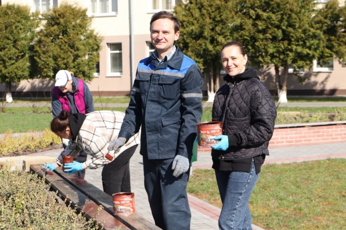 Дружно и умело трудились медработники Мостовщины на республиканском субботнике