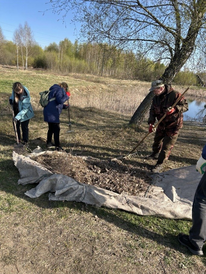 ФОТОФАКТ. Коллектив Центра социального обслуживания населения Мостовского района принял участие в республиканском субботнике