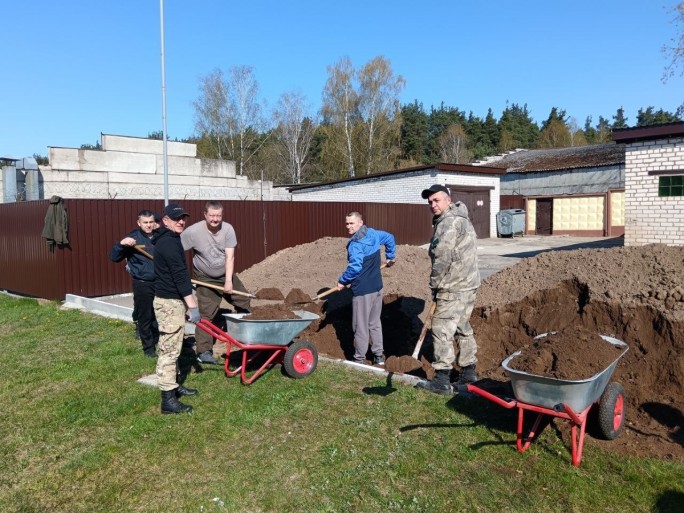 ФОТОФАКТ. Сотрудники Мостовского РОВД во время республиканского субботника трудились на территории райотдела, привели в порядок захоронения сотрудников РОВД,  убирали лесной массив по улице 40 лет СССР