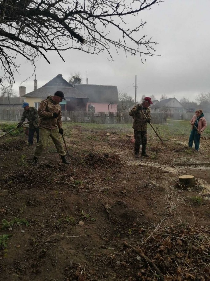ФОТОФАКТ. Работники Песковского сельсовета во время республиканского субботника убирали территорию общего пользования по ул. Заводской в аг. Пески