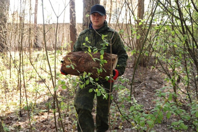 ФОТОФАКТ. Работники Мостовского РОЧС во время республиканского субботника убирали лесополосу у городского рынка