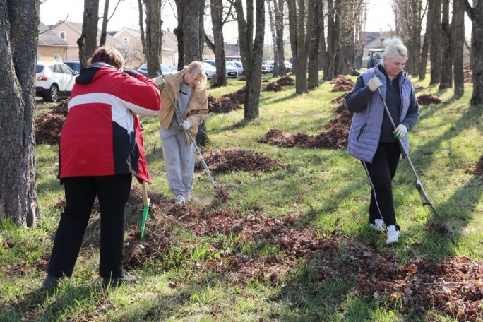 Чистым и благоустроеным стал сквер по улице Энергетиков в Мостах