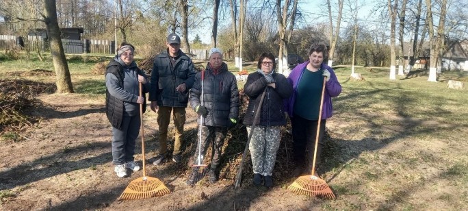 ФОТОФАКТ. Работники Лунненского сельсовета на республиканском субботнике трудились в парке агрогородка Лунно