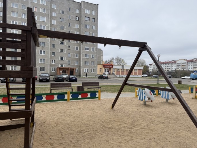 Безопасность жизнедеятельности детей: прокуратура Мостовского района проверила состояние детских площадок и игрового сооружения на них